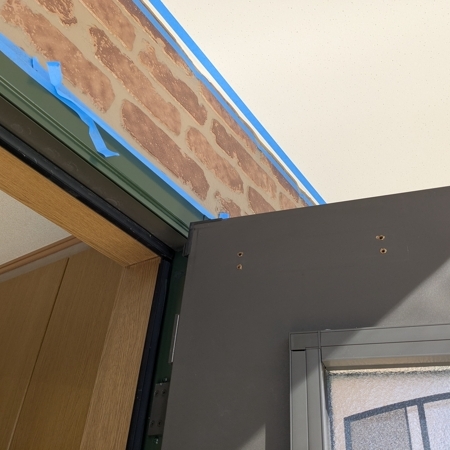 栃木県足利市 玄関のドアクローザー交換 作業中写真