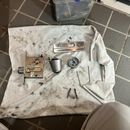 栃木県小山市 賃貸住宅の鍵修理 作業中写真