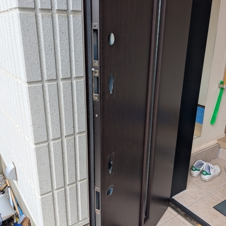 埼玉県入間郡三芳町で玄関の鍵修理 作業中写真