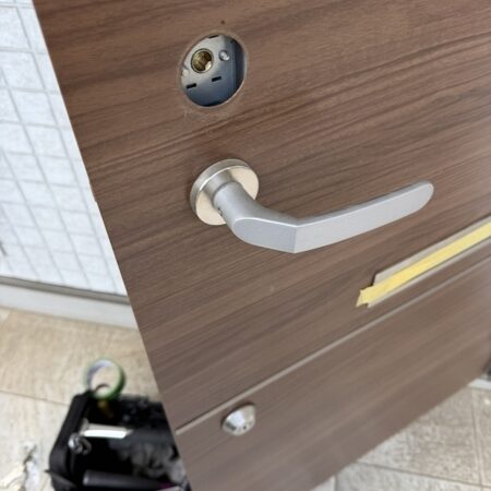 千葉県富里市 集合住宅玄関の鍵交換 作業中写真