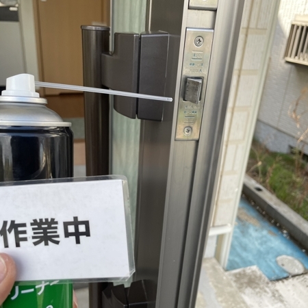 神奈川県横浜市緑区 玄関のラッチケース修理 作業中写真