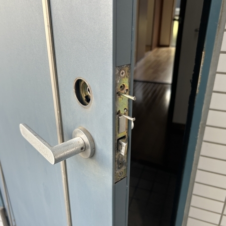 神奈川県平塚市 賃貸住宅の鍵交換 作業中写真