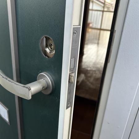 神奈川県横浜市戸塚区 賃貸住宅の鍵交換 作業中写真