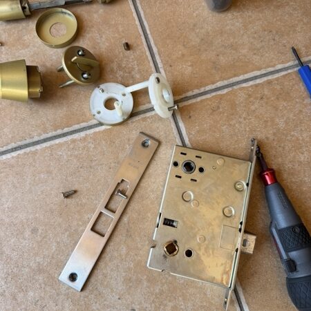 茨城県取手市 玄関の鍵修理 作業中写真