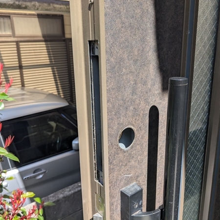 埼玉県さいたま市中央区 戸建て住宅の玄関鍵交換 作業中写真