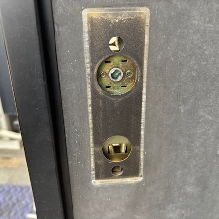 栃木県小山市で住宅の玄関鍵交換 作業中写真