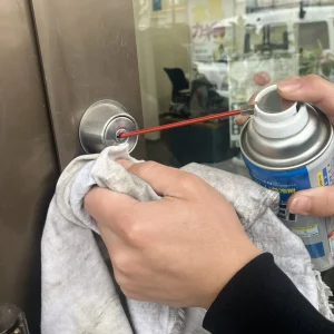 エアダスターで乾燥させている写真