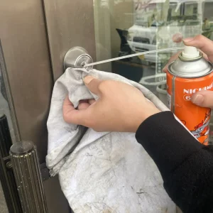 パーツクリーナーで汚れを洗い流している写真