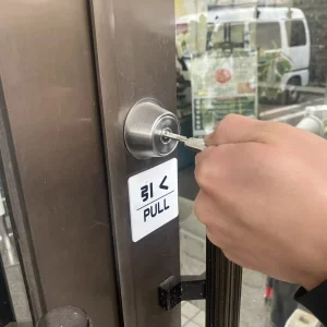 鍵を使って潤滑剤を馴染ませている写真