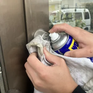 鍵穴専用潤滑剤を挿している写真