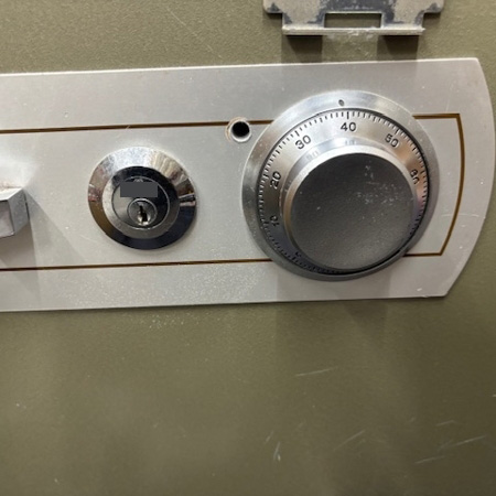 栃木県小山市 金庫のダイヤルを鍵開け 作業中写真