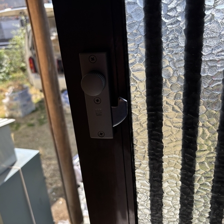 茨城県ひたちなか市 玄関引き戸用の鍵を新規取付け 作業中写真