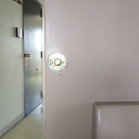埼玉県坂戸市 集合住宅の鍵交換 作業中写真
