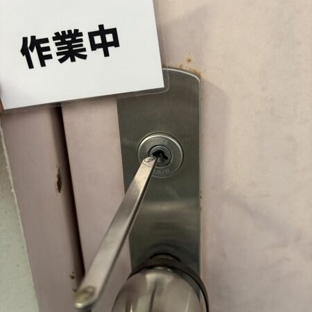 大阪府交野市 ディスクシリンダーの鍵開け 作業中写真
