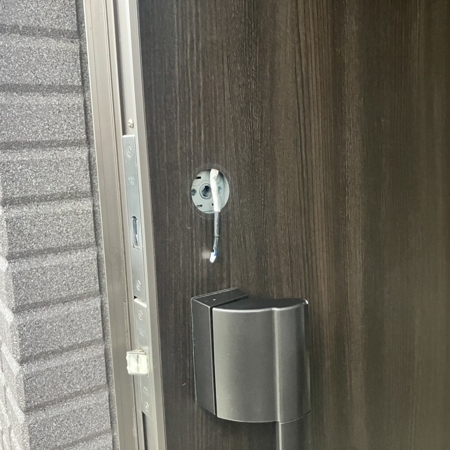埼玉県富士見市 玄関へ電子錠 Chatlock T20の取り付け 作業中写真