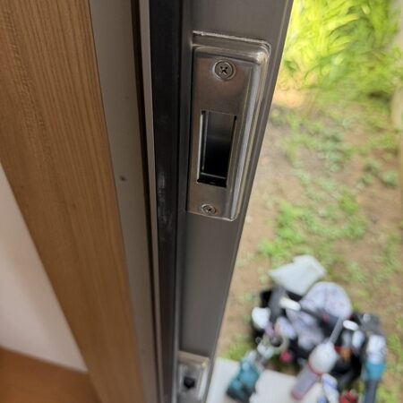 茨城県守谷市 勝手口の鍵修理 作業中写真