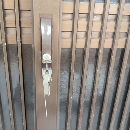 茨城県鹿嶋市 引き戸玄関にドア加工をして鍵交換 作業後写真