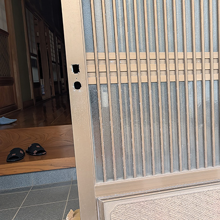 茨城県鹿嶋市で引き戸玄関にドア加工をして鍵交換