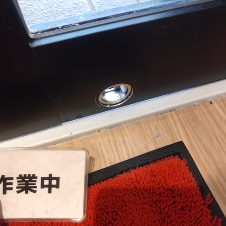 東京都葛飾区 店舗の自動ドア鍵交換 作業中写真