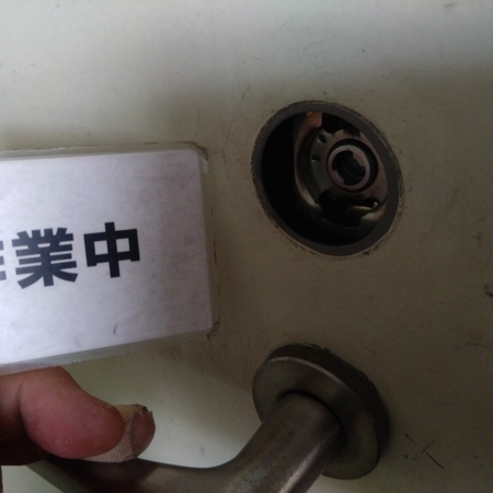 神奈川県秦野市 会社トイレの鍵交換 作業中写真