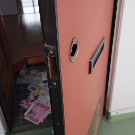 栃木県佐野市 入居者変更に伴う集合住宅の鍵交換 作業中写真