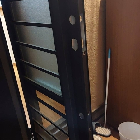 栃木県栃木市 勝手口の鍵2箇所交換 作業中写真