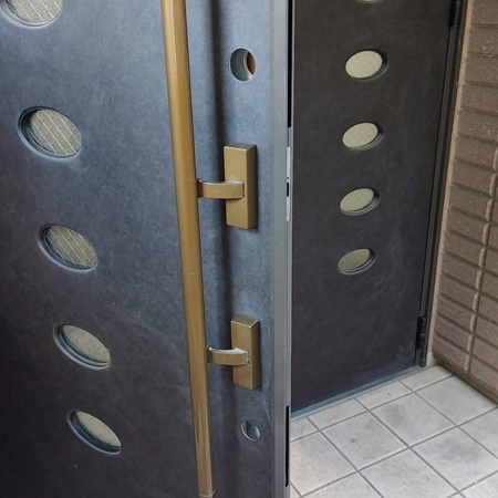 栃木県小山市 戸建て住宅の鍵交換 作業中写真